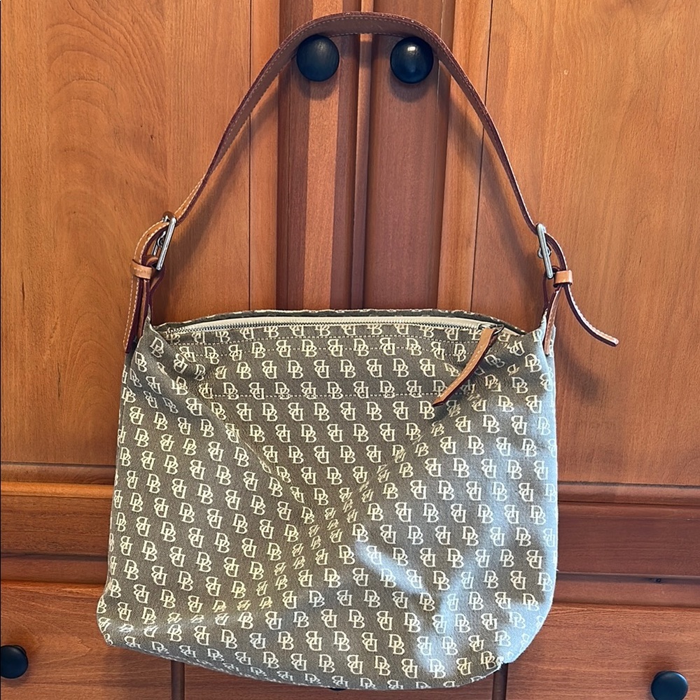 Dooney & Bourke Stylish Brown Shoulder Bag
